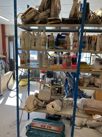 1332571-2 Shelf with contents