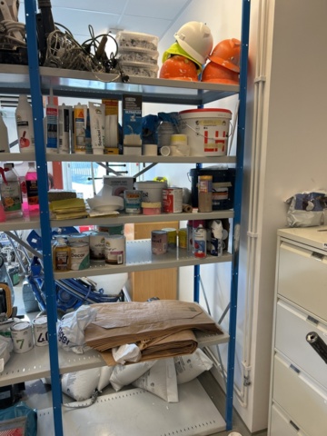 1332571-3 Shelf with contents