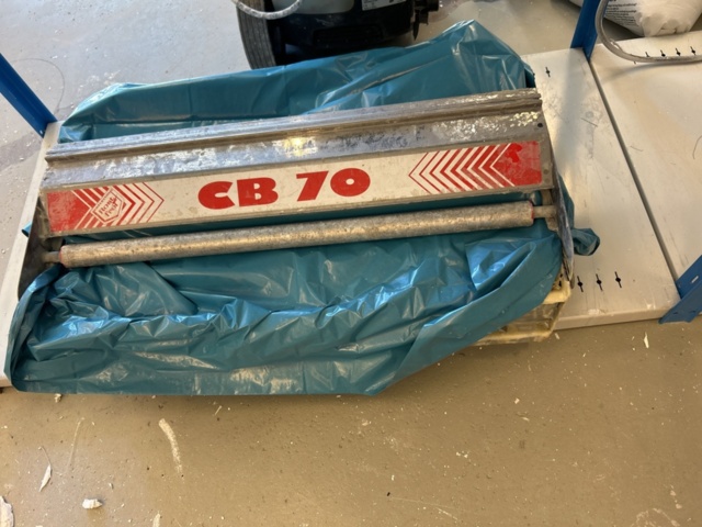 1332571-4 Shelf with contents