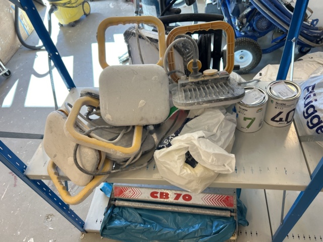 1332571-5 Shelf with contents