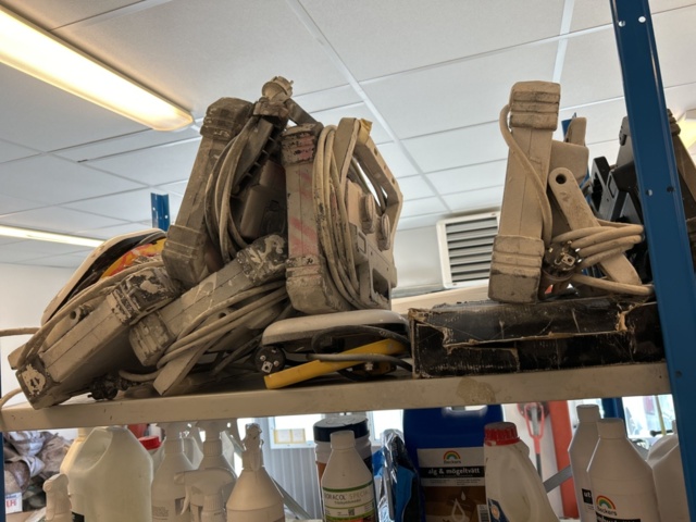 1332571-6 Shelf with contents