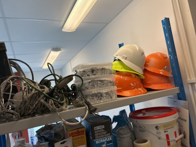 1332571-7 Shelf with contents