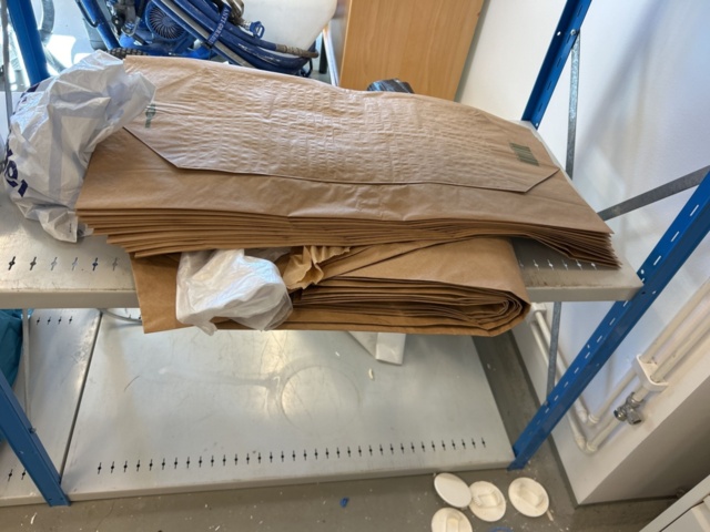 1332571-8 Shelf with contents