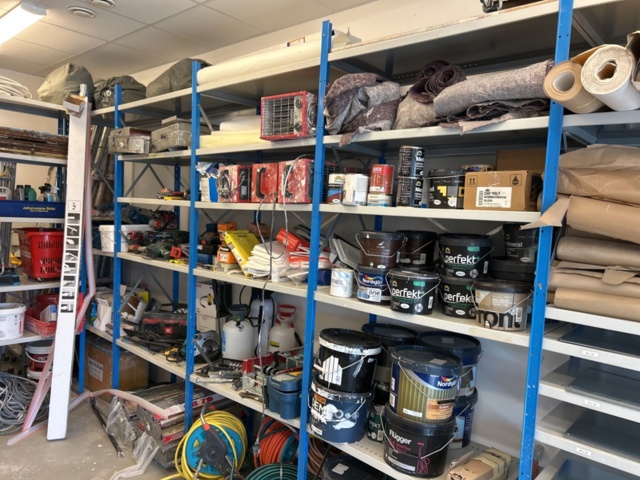 1332578-1 Contents on the shelves