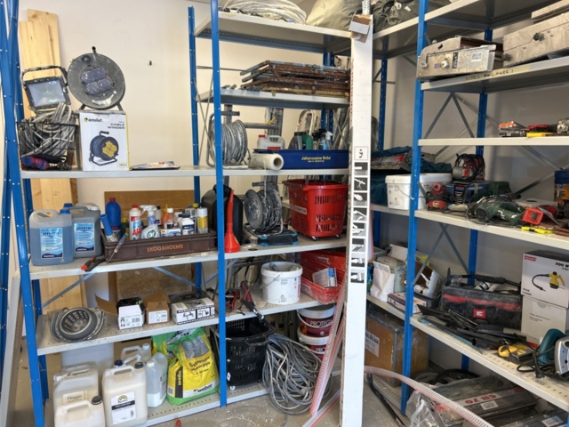 1332578-2 Contents on the shelves