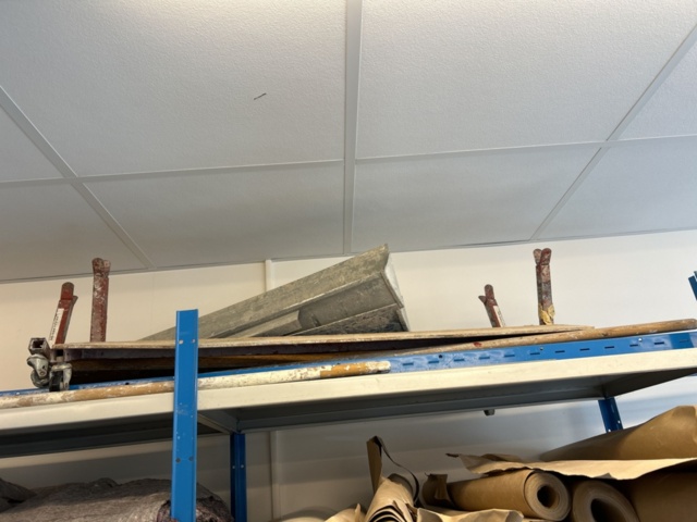 1332578-3 Contents on the shelves