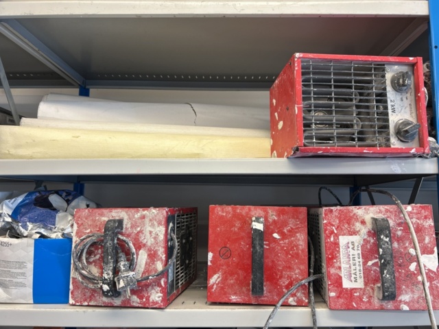 1332578-10 Contents on the shelves