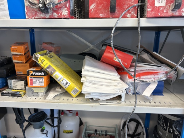 1332578-11 Contents on the shelves