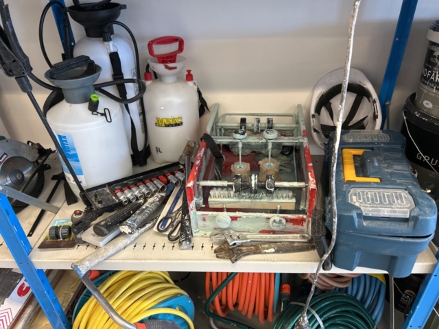 1332578-12 Contents on the shelves