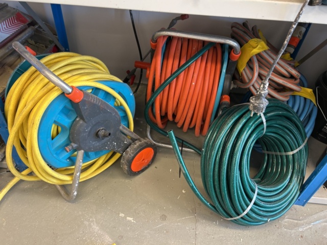 1332578-13 Contents on the shelves