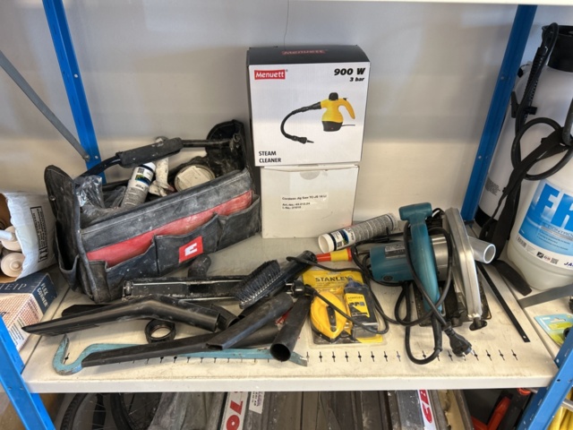 1332578-15 Contents on the shelves