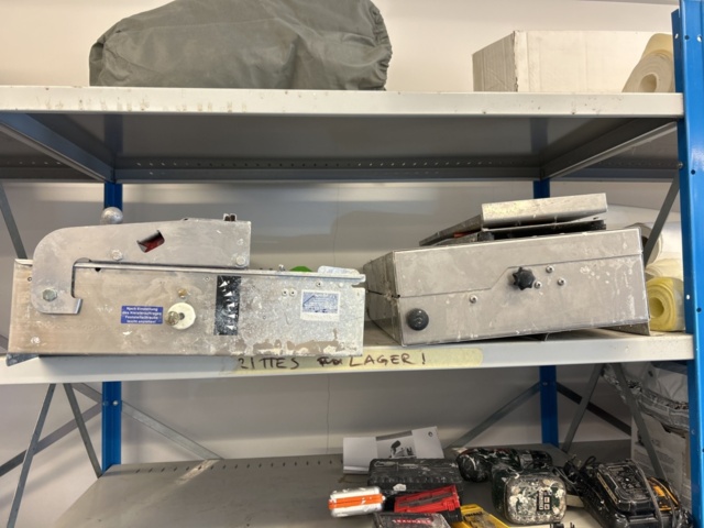 1332578-17 Contents on the shelves