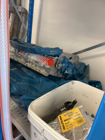 1332578-19 Contents on the shelves