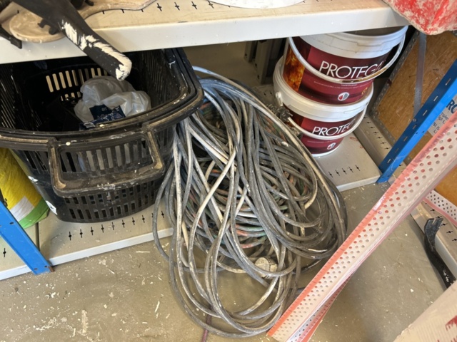 1332578-21 Contents on the shelves