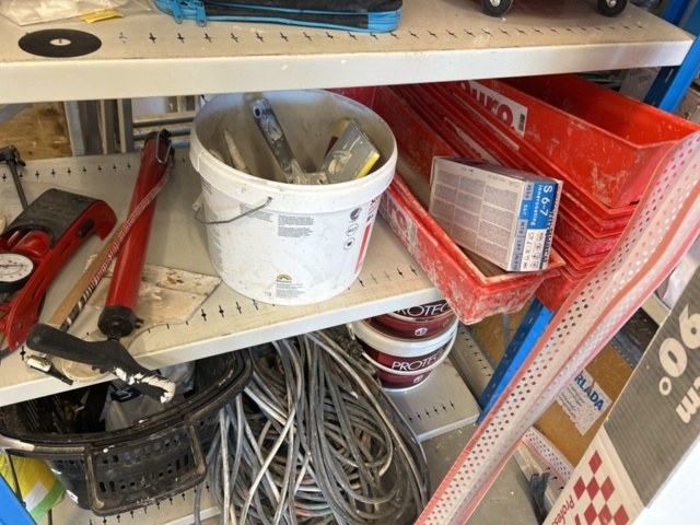 1332578-22 Contents on the shelves