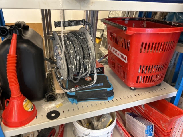 1332578-23 Contents on the shelves