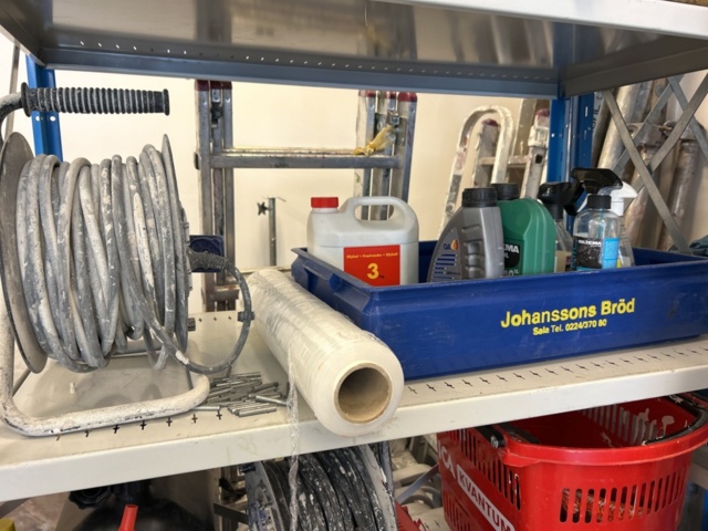 1332578-24 Contents on the shelves