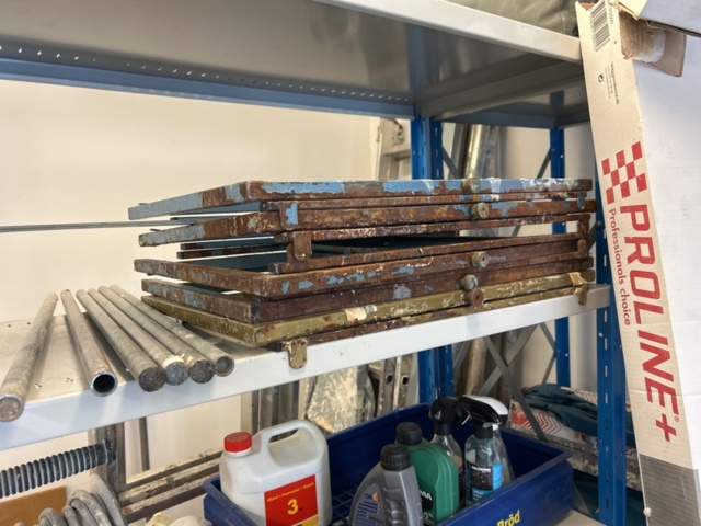 1332578-25 Contents on the shelves