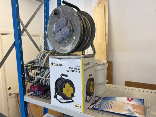 1332578-26 Contents on the shelves