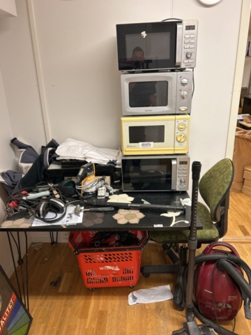 1332596-1 Everything on the table - Microwaves, vacuum cleaners, and more