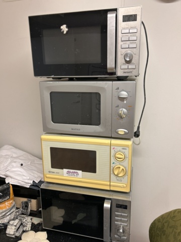 1332596-2 Everything on the table - Microwaves, vacuum cleaners, and more