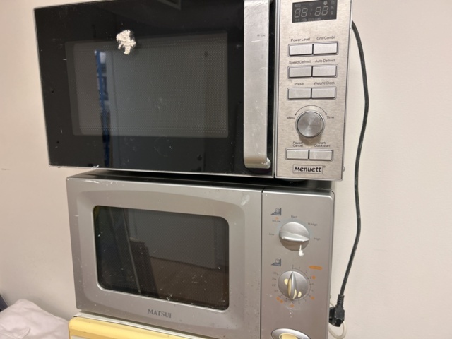 1332596-3 Everything on the table - Microwaves, vacuum cleaners, and more