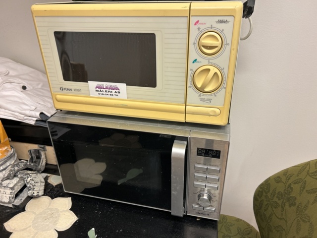 1332596-4 Everything on the table - Microwaves, vacuum cleaners, and more