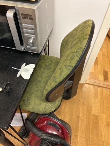 1332596-5 Everything on the table - Microwaves, vacuum cleaners, and more