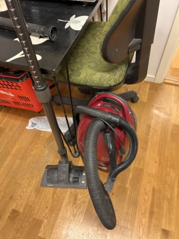 1332596-6 Everything on the table - Microwaves, vacuum cleaners, and more