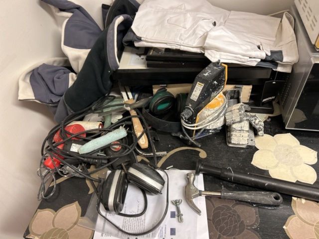 1332596-7 Everything on the table - Microwaves, vacuum cleaners, and more