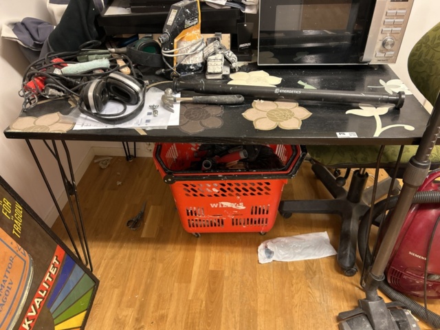 1332596-8 Everything on the table - Microwaves, vacuum cleaners, and more