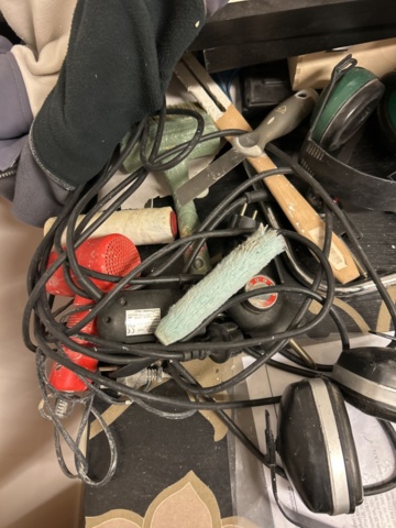 1332596-12 Everything on the table - Microwaves, vacuum cleaners, and more