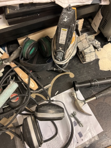 1332596-13 Everything on the table - Microwaves, vacuum cleaners, and more