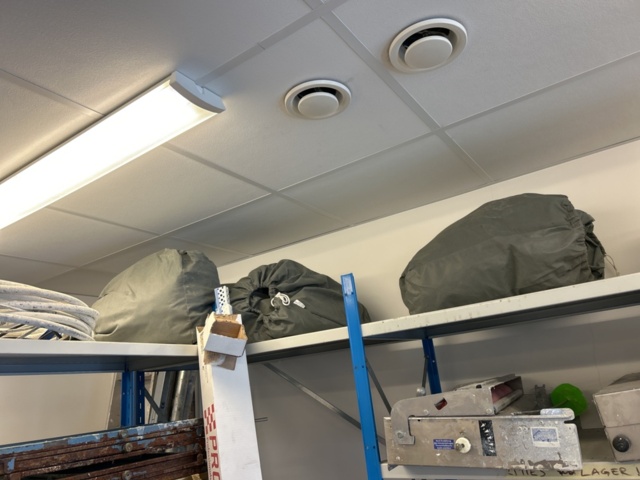 1332578-28 Contents on the shelves