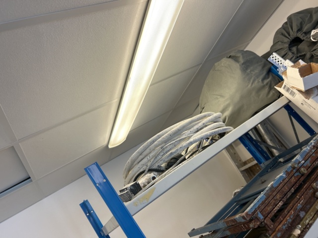 1332578-29 Contents on the shelves