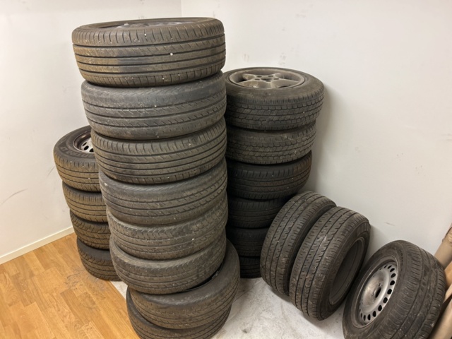 1332598-1 Collection with tires on rims