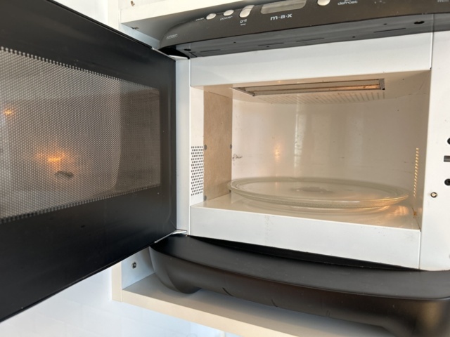 1332605-5 Microwave and coffee maker