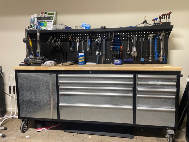 1316814-1 Arbetsbänk med verktyg och diverse cykeldetaljer