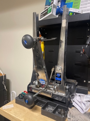 1316814-2 Arbetsbänk med verktyg och diverse cykeldetaljer