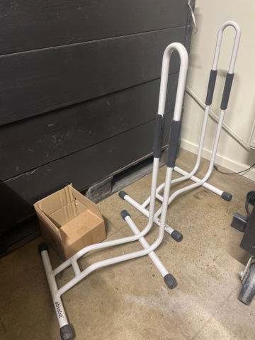 1316814-3 Arbetsbänk med verktyg och diverse cykeldetaljer