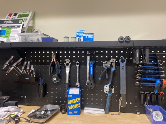 1316814-4 Arbetsbänk med verktyg och diverse cykeldetaljer