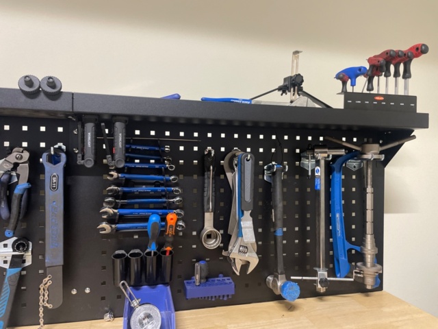 1316814-5 Arbetsbänk med verktyg och diverse cykeldetaljer