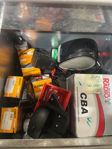 1316814-6 Arbetsbänk med verktyg och diverse cykeldetaljer