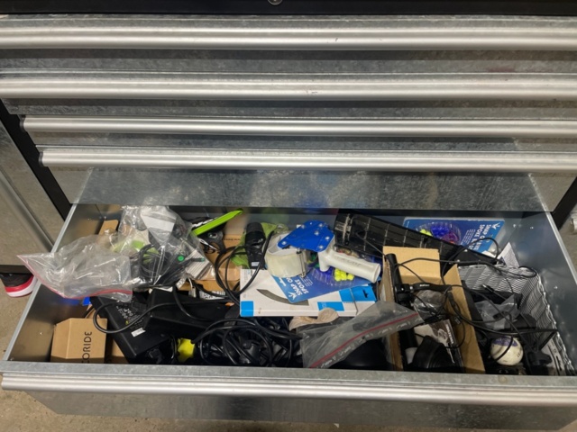 1316814-7 Arbetsbänk med verktyg och diverse cykeldetaljer