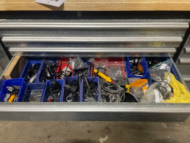 1316814-8 Arbetsbänk med verktyg och diverse cykeldetaljer