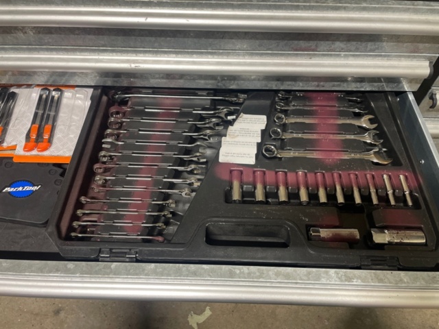 1316814-9 Arbetsbänk med verktyg och diverse cykeldetaljer