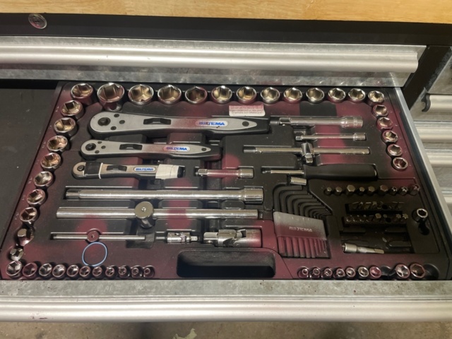 1316814-10 Arbetsbänk med verktyg och diverse cykeldetaljer