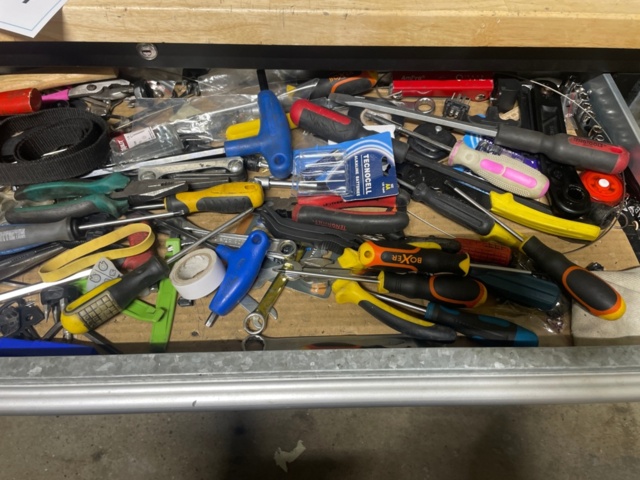 1316814-11 Arbetsbänk med verktyg och diverse cykeldetaljer