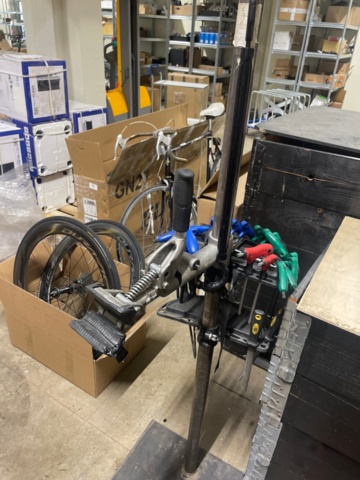 1316814-12 Arbetsbänk med verktyg och diverse cykeldetaljer