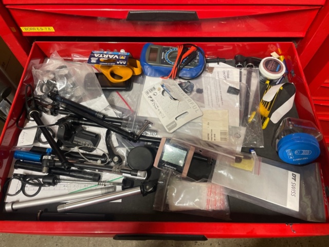 1316817-4 Tool cabinets on wheels 3pcs, full of tools as shown in pictures